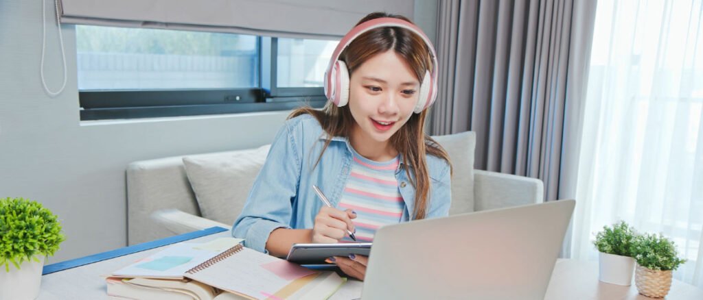 girl-on-laptop-online-course